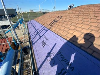 屋根カバー工事にて粘着式ルーフィングを敷設